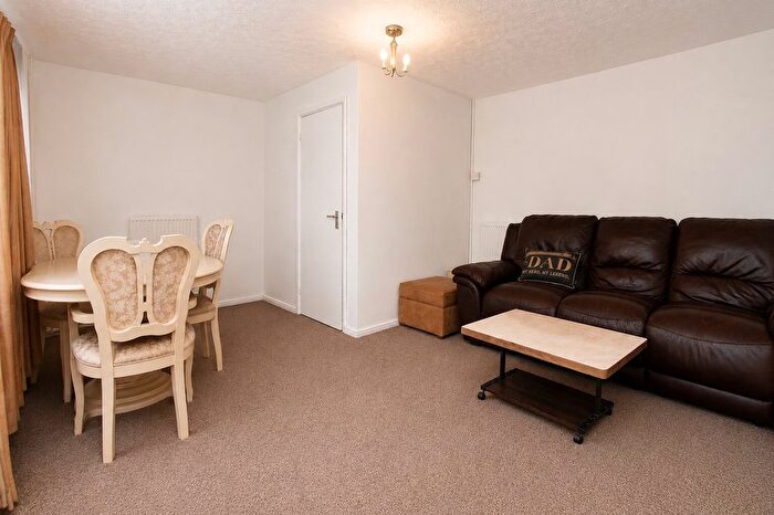 3 Bedroom Flat To Rent In Glaisdale, Luton, LU4