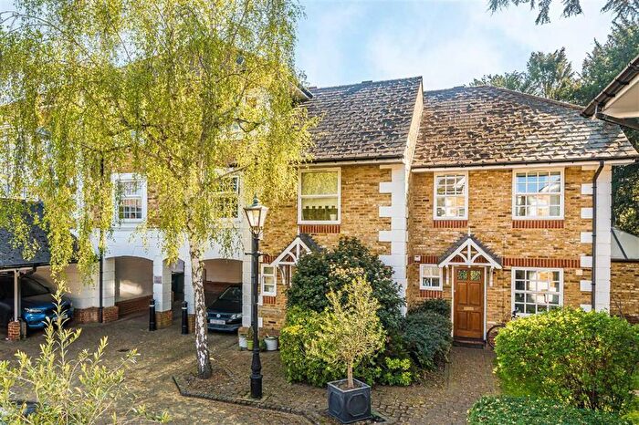 2 Bedroom Property For Sale In White Heron Mews, Teddington, TW11