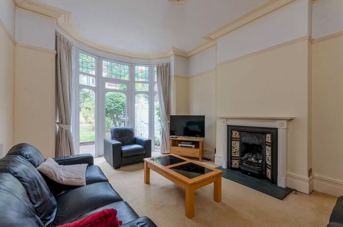 3 Bedroom Property To Rent In Chislehurst Avenue, Finchley, London, N12