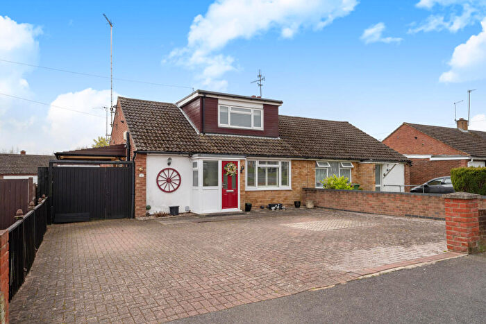 4 Bedroom Semi-Detached Bungalow For Sale In Calverton Road, Luton, LU3