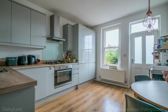 3 Bedroom Flat To Rent In Beauval Road, Dulwich, London, SE22
