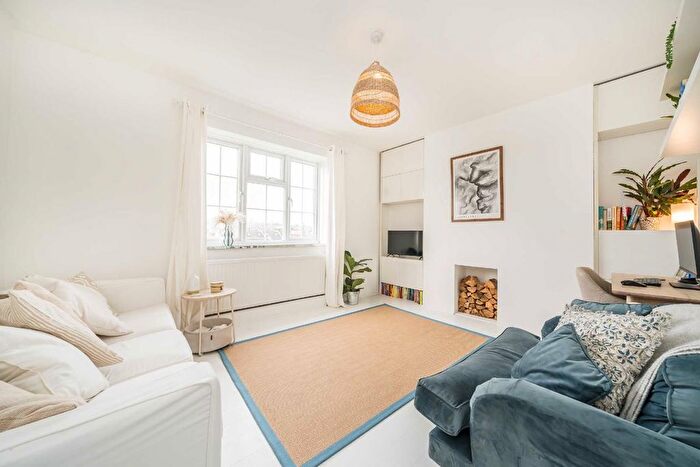 2 Bedroom Flat To Rent In Merton Road, London, SW18