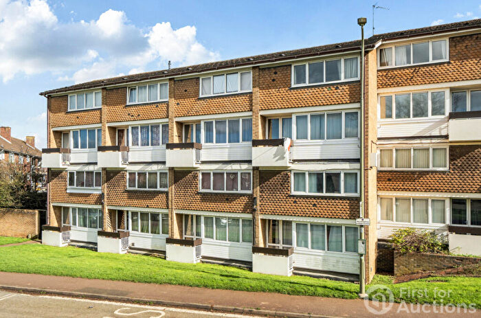 2 Bedroom Maisonette For Sale In Orchard Way, Banbury, Oxfordshire, OX16