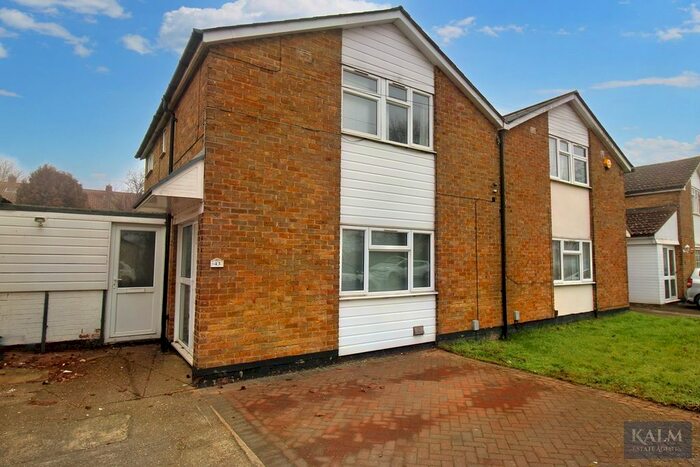 3 Bedroom Semi-Detached House To Rent In Bedwell Crescent, Stevenage, SG1