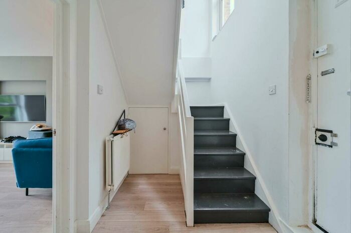 2 Bedroom Flat To Rent In Hertford Road, De Beauvoir Town, London, N1