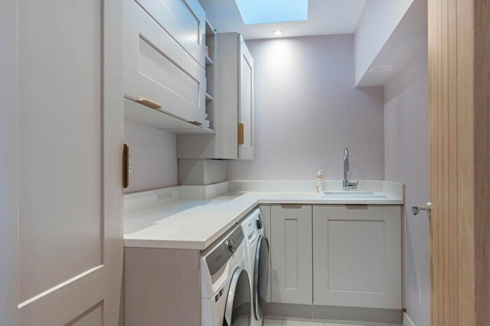 4 Bedroom Detached House For Sale In Margesson Drive, Barnt Green, B45