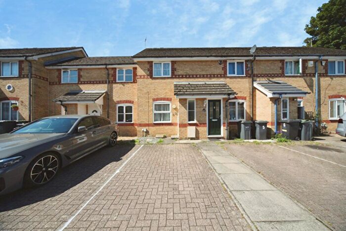 2 Bedroom Terraced House For Sale In Larkspur Gardens, Luton, LU4