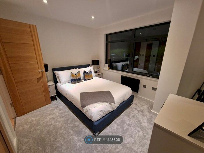 2 Bedroom Flat To Rent In Deepdene Court, Dorking, RH5