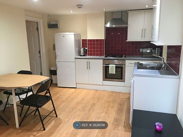 4 Bedroom Flat To Rent In Ashgrove, Bradford, BD7