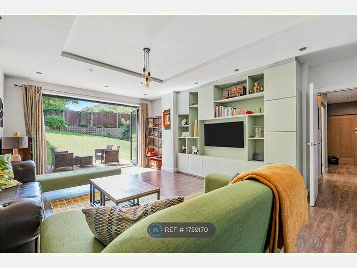 2 Bedroom Flat To Rent In Denbeck Court, Beckenham, BR3