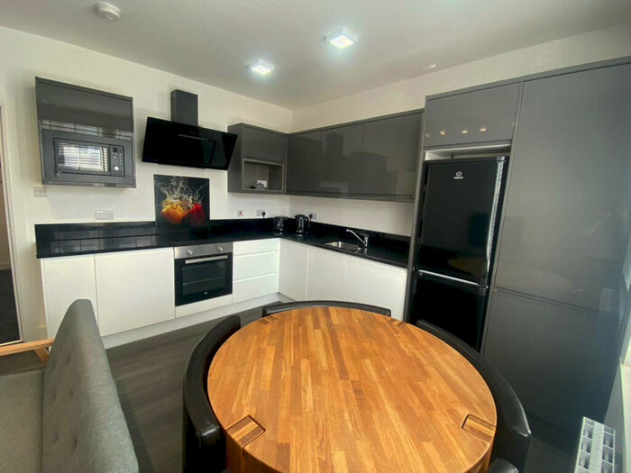 2 Bedroom Flat To Rent In Burchett Place, Leeds, West Yorkshire, LS6