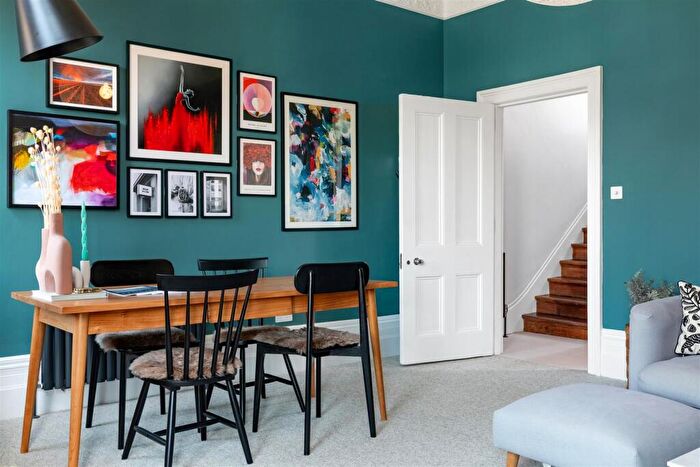 3 Bedroom Duplex For Sale In Dean Road, Willesden Green, London, NW2
