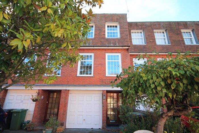 3 Bedroom Town House To Rent In Queen Close, RG9