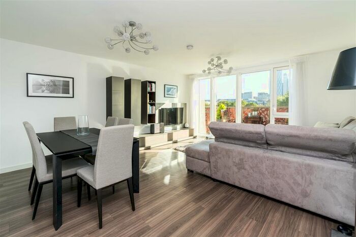 3 Bedroom Flat To Rent In Blondin Way, Canada Water, SE16