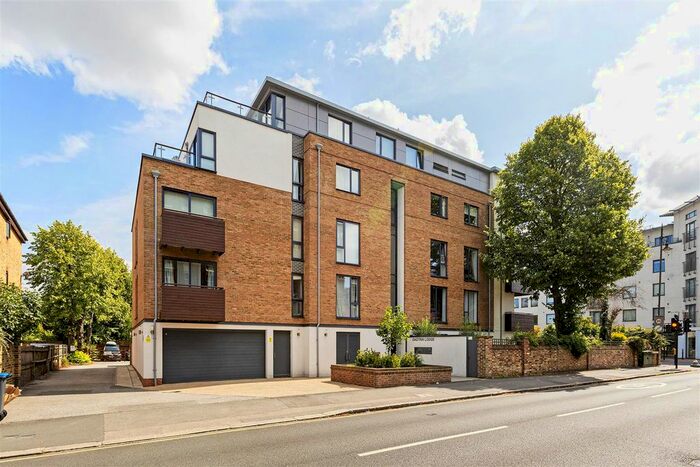 2 Bedroom Flat To Rent In Oadtrin Lodge, - Trinity Road, Wimbledon, SW19