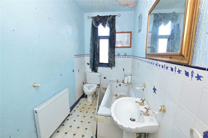 5 Bedroom Semi-Detached House For Sale In Tyas Grove, Leeds, LS9
