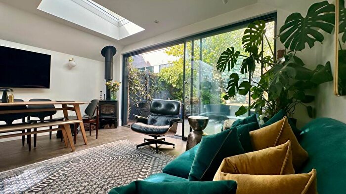 3 Bedroom Apartment To Rent In Martell Road, London, SE21