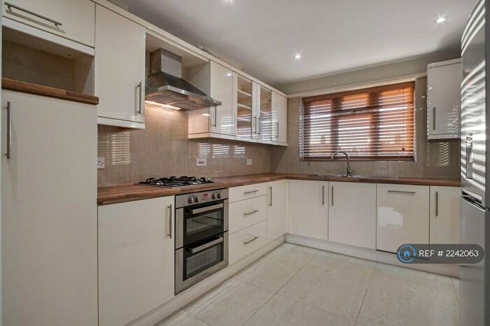 2 Bedroom Flat To Rent In Windsor Court, London, N11