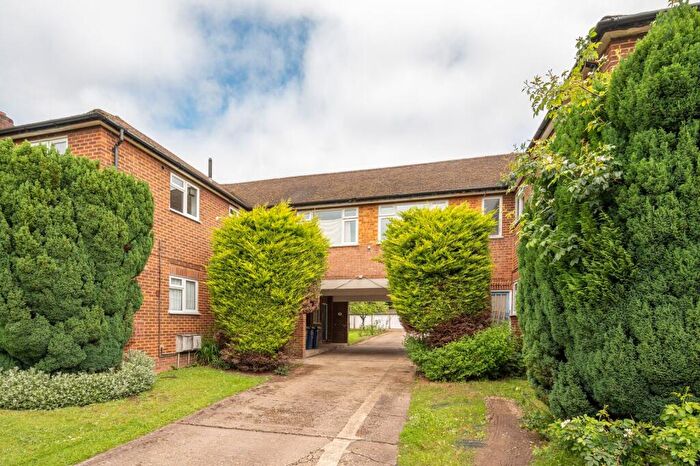 2 Bedroom Flat To Rent In Hermiston Court, Friern Park, North Finchley, London, N12