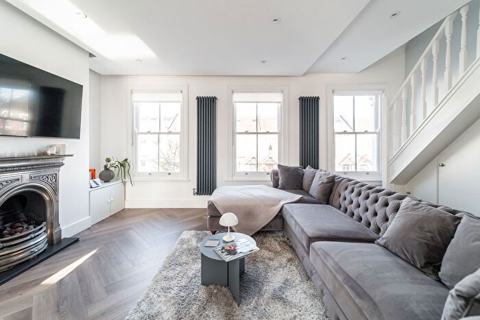 2 Bedroom Flat For Sale In College Road, N21