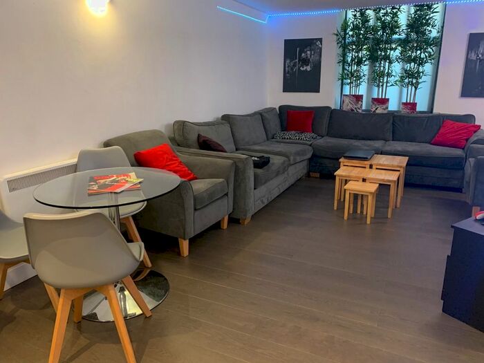 2 Bedroom Flat To Rent In Cambridge Street, City Centre, Manchester, M1