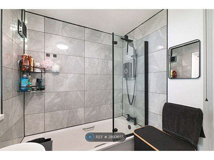 1 Bedroom Flat To Rent In Hamilton Drive, Romford, RM3