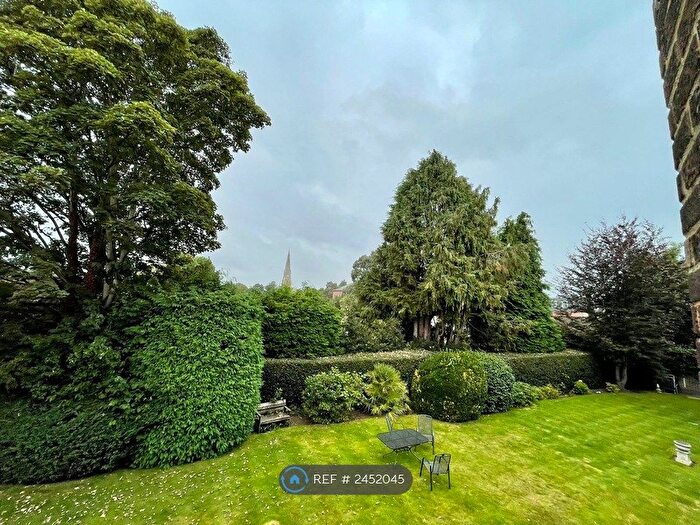 2 Bedroom Flat To Rent In Parkside Court, Weybridge, KT13