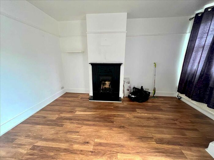 2 Bedroom Property To Rent In London Road, Langley, Slough, SL3