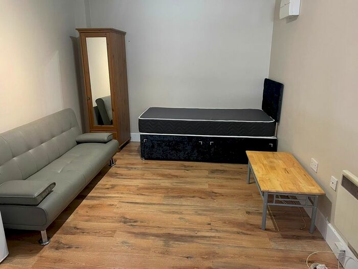Studio To Rent In Darkes Lane, Potters Bar, EN6