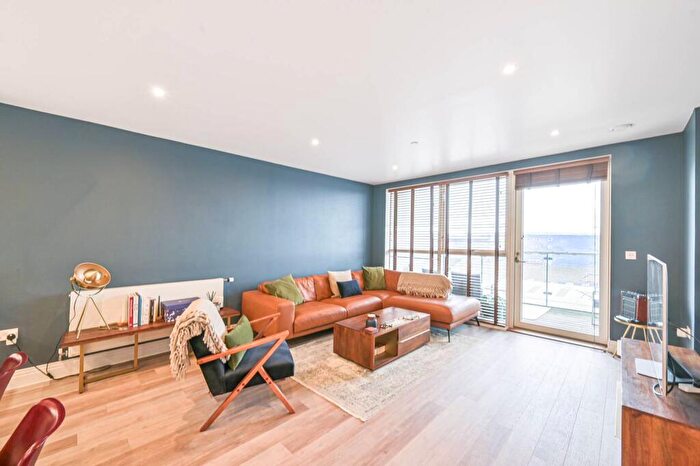 3 Bedroom Flat For Sale In Station Road, New Southgate, London, N11