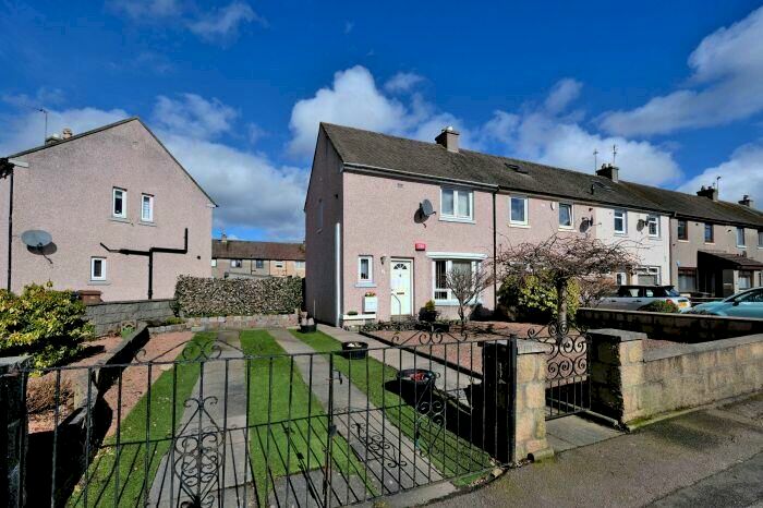 2 Bedroom End Of Terrace House For Sale In Wardhead Place, Mastrick, Aberdeen, AB16