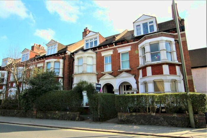 Flat To Rent In Fortis Green, London, N2
