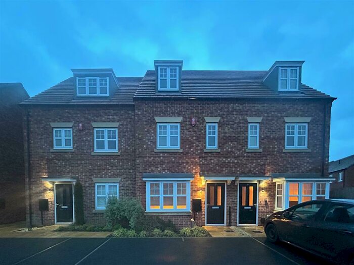3 Bedroom Town House To Rent In Harper Hill Gardens, Bircotes, Doncaster, DN11