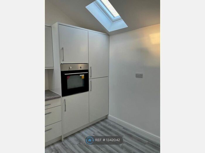 2 Bedroom Flat To Rent In Studley, B80