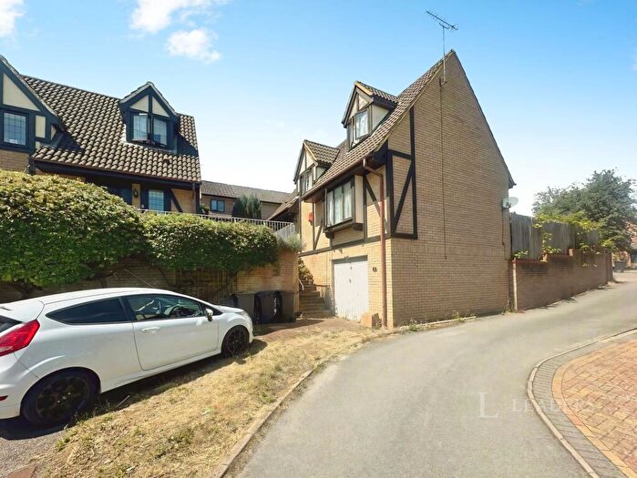 2 Bedroom House To Rent In Ennismore Green, Luton, Bedfordshire, LU2