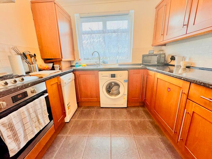 2 Bedroom Flat To Rent In Hall Gardens, London, E4