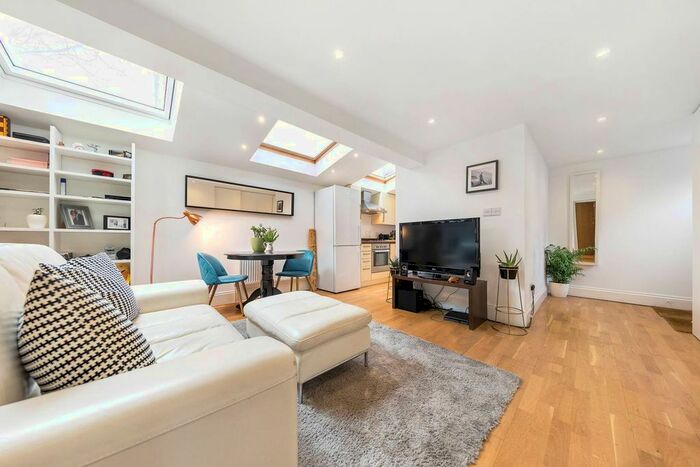 2 Bedroom Flat To Rent In Roskell Road, West Putney, London, SW15