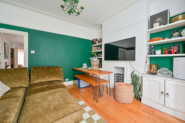 2 Bedroom Flat To Rent In Caxton Road, Shepherd's Bush, London, W12