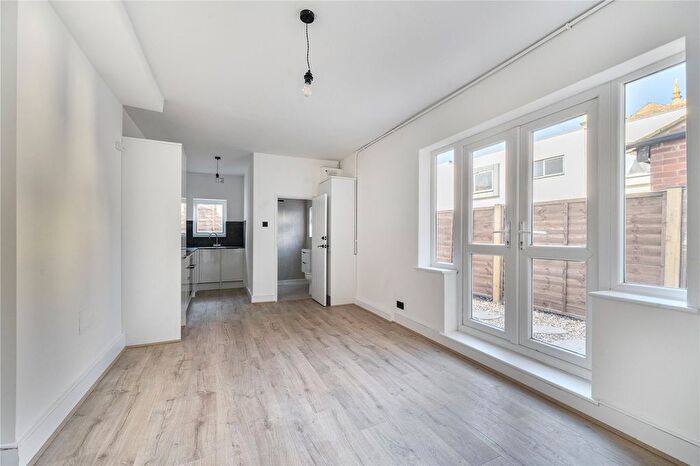 2 Bedroom Flat For Sale In The Parade, Sydenham, London, SE26