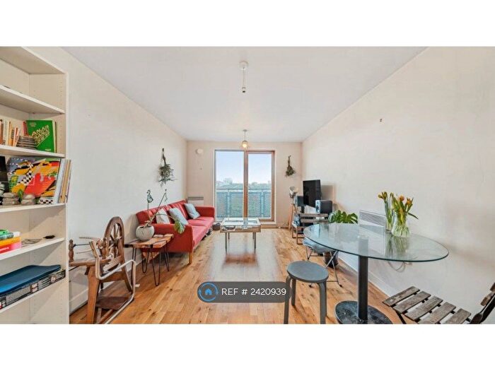 2 Bedroom Flat To Rent In Greenan Court, London, E2