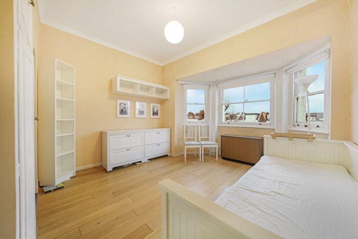 1 Bedroom Studio For Sale In Colville Gardens, W11