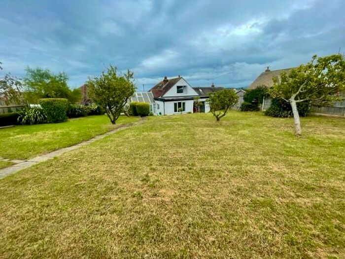 4 Bedroom Bungalow To Rent In Langley Close. Penrhyn Bay, LL30