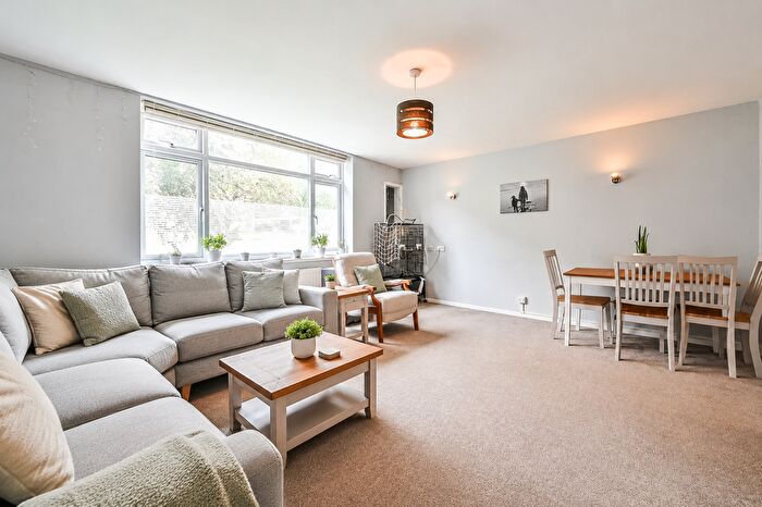 3 Bedroom Maisonette For Sale In Edenside Road, Bookham, KT23