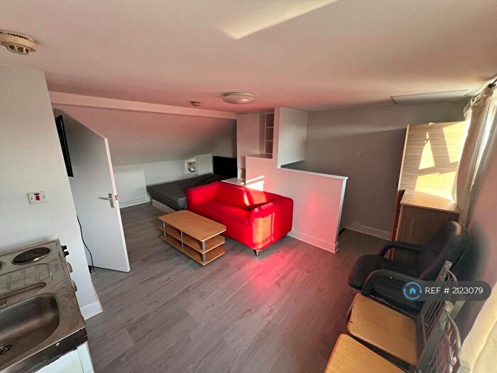 Studio To Rent In Hornsey Rd, London, N7