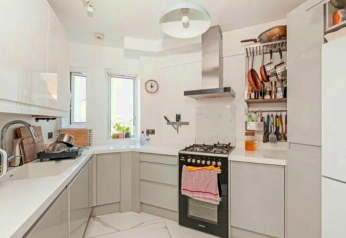 3 Bedroom Flat To Rent In Dryburgh Rd, Putney, SW15