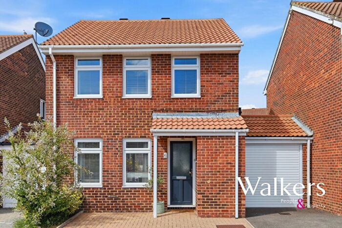 3 Bedroom Link Detached House For Sale In Forester Court, Billericay, CM12