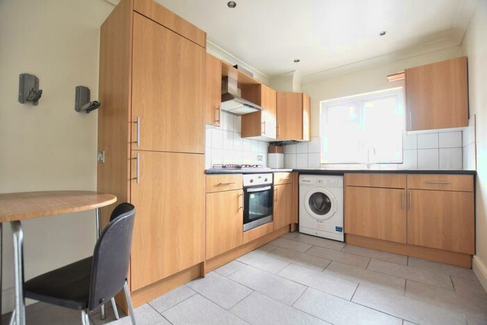 3 Bedroom Flat To Rent In Homesdale Road, Bromley, BR1