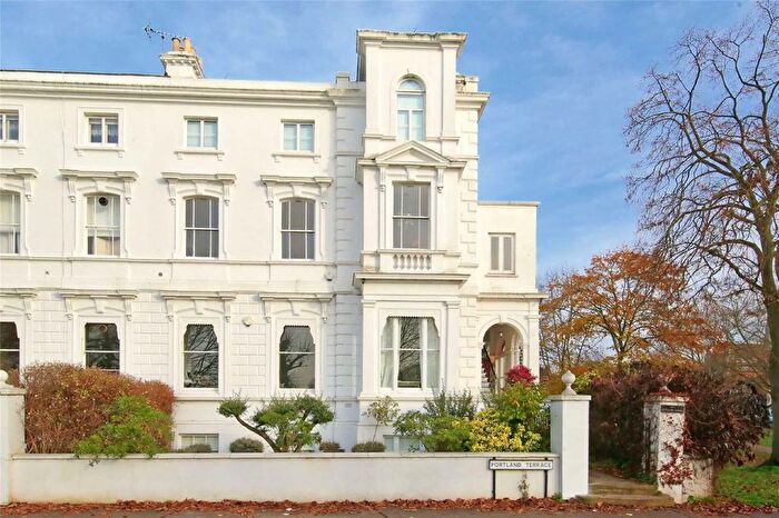 3 Bedroom Flat To Rent In Portland Terrace, The Green, Richmond, TW9