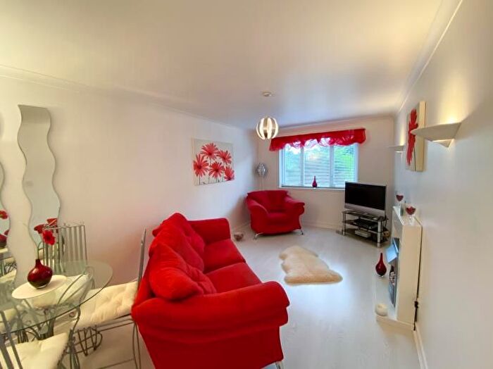 2 Bedroom Flat To Rent In Hawthornden Place, EH7