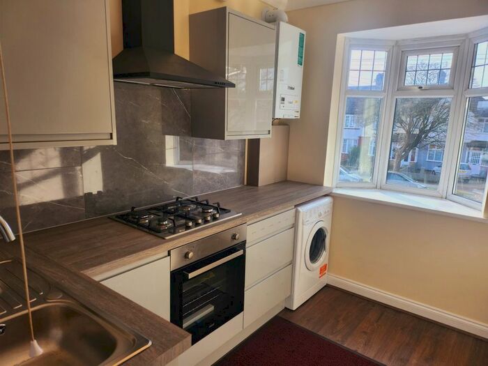 2 Bedroom Flat To Rent In Central Avenue, Hounslow, TW3